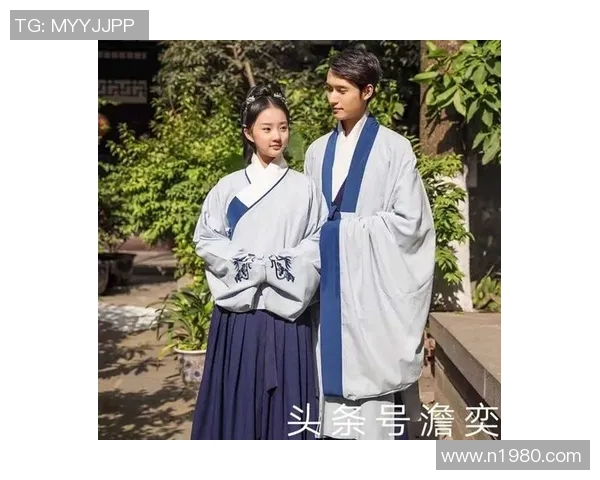 足球明星身着汉服展现传统魅力与现代风采的精彩瞬间